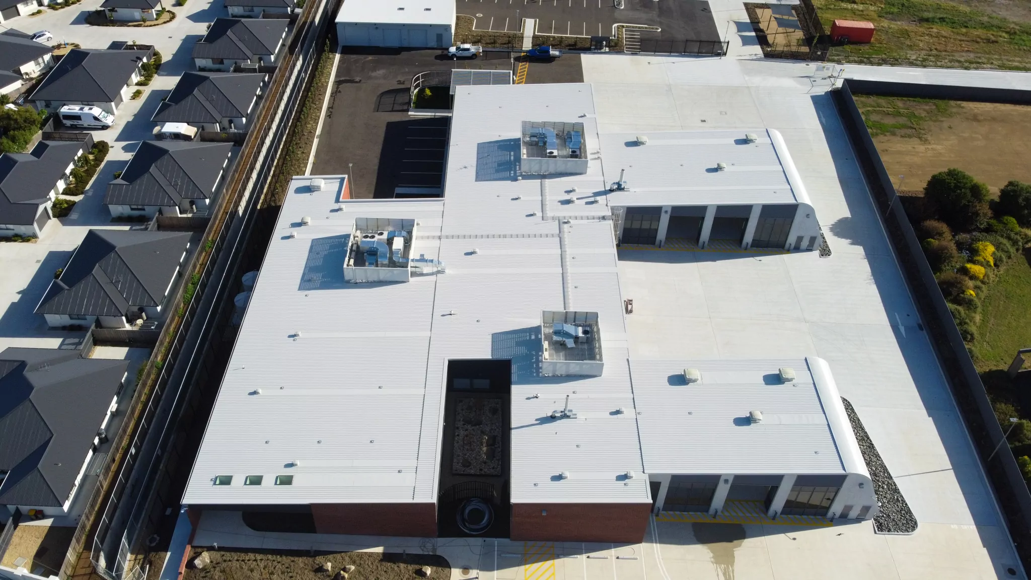 An overhead, drone photo of the Sorell Emergency Services Hub. The Hub sits adjacent to a row of matching houses.